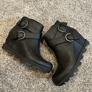 WOMEN'S JOAN OF ARCTIC WEDGE II BUCKLE BOOTIE BLACK 8.5